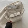 Bolso cuadrado pequeño de cadena de moda popular de este año 2024 otoño nuevo bolso de axila con textura de mariposa casual simple bolso bandolera