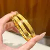 Pulsera de Hielo Triturado de Tres Caras para Mujer, Pulsera Anillo Sólido de Oro Simulado, Joyería de Oro Arena de Lujo Ligero de Nicho de Gama Alta
