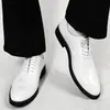 Zapatos de cuero para hombre, transfronterizos, para todas las estaciones, blancos, brillantes, de punta fina, modernos, formales, business casual, disponibles en tallas grandes, zapatos Derby, versátiles