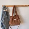 Nueva colección de otoño simple y elegante: bolso tote versátil, perfecto para ir al trabajo, con un toque femenino y forro de felpa, 2026 uso diario, cruzado o de hombro