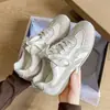Tênis de treino brancos alemães super estilosos e versáteis para mulheres, tênis casuais novos de outono 2026, sapatos baixos para estudantes e sapatos estilo Forrest Gump