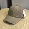 2026 Gorra de Béisbol Ligera de Secado Rápido con Bordado de Letra Pequeña Simple para Protección Solar de Verano para Viajes al Aire Libre para Hombres y Mujeres