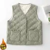 Foto real chaleco de cuello en V 2026 invierno nuevo estilo moda mujer sin mangas doble bolsillo simple chaleco de un solo botón