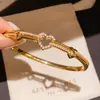 Pulseira de abertura redonda com zircônia europeia e americana, pulseira de luxo leve, sensação de alta qualidade, pulseira da moda, trabalho pesado, personalidade, joia de mão para mulheres, atacado