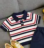Roupa Infantil Coreana 2026 Verão Novo Estilo Estilo Universitário Listrado Contrastante Gola Polo Tricô Manga Curta Shorts Azul Marinho Infantil