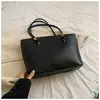 Bolsa de mão retrô minimalista europeia e americana, bolsa tote texturizada versátil casual de grande capacidade, bolsa de ombro versátil de nicho para usar sob o braço
