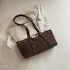 Bolso de mano nuevo estilo coreano con hebilla metálica de remaches para mujer, un nicho, de gran capacidad, moderno y a la moda, adecuado para ir al trabajo y para el uso diario