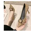 Zapatos de tacón de aguja versátiles de punta fina para mujer, nuevo estilo francés otoño 2026, look elegante y femenino, tela con lentejuelas, zapatos de vestir negros profesionales