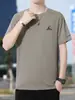 Camiseta de Manga Curta de Seda de Gelo Scarecrow para Homens 2025 Verão Novo Estilo Esportiva Casual Respirável Tamanho Grande Tendência de Roupas de Secagem Rápida para Homens