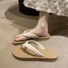 Novas Sandálias com Chinelo de Praia Antiderrapante 2025 Planas Modernas Casuais Chinelos de Verão para Mulheres Uso Externo Estilo Coreano