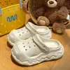 Calçado de verão para aumentar a altura, desenho animado, grosso, novo estilo, sapatos com furos, cabeça feminina, sola antiderrapante, exterior espessado, chinelos EVA, praia feminina