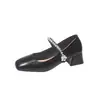 Saltos altos de couro macio de corte baixo para mulheres, salto grosso, bico quadrado, strass branco, novo estilo 2026, sapatos de cor única bege, sapatos Mary Jane de tira única