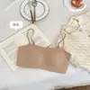 Lingerie feminina sem costura estilo francês com estampa de leopardo, apresentando alças finas, decote de um ombro, sutiã embutido e design sem costas.