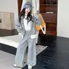 Conjunto Feminino Outono 2026 Novo Estilo Coreano Jaqueta com Capuz Patchwork Calça Wide Leg Conjunto de Duas Peças Crianças Médias e Grandes Tendência