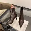 Botas Curtas de Salto Alto Bico Fino Estilo Casual para Mulheres Outono e Inverno Novo Estilo Europeu e Americano Versátil Marrom Retro Salto Agulha Fino Salto Alto Botas