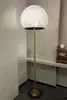 Sofá de sala de estar de mediados de siglo moderno con lámpara de pie de diseño creativo, estudio estilo Zen, dormitorio, sala de té y lámpara decorativa de mesa