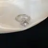 Anel Aberto de Cruz com Zircônia Banhado a Ouro 14K Real com Design Único, Anel de Dedo Indicador de Nicho, Sensação de Luxo Leve e Alto Padrão, Joia Feminina