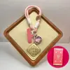 Regalo de Moda Paz y Alegría Llavero para Teléfono Móvil Colgante para Bolso Dibujo Animado Joyería Creativa Set de Caja de Regalo de Gama Alta