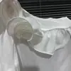 2025 Novo Outono Europeu Elegante Doce Gola de Um Ombro Manga Curta Doce Flor Plissada Blusa T-shirt de Ácido Acético