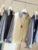 Novo Estilo de Outono 2025 Colete de Tricô Camada com Camisa de Manga Longa Listrada para Mulheres, Design Redutor de Idade e Modelador de Cintura, Top Falso de Duas Peças