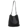 Bolso liso versátil para el día a día para mujer 2024 Nuevo bolso cubo de moda retro nicho de alta calidad bolso de hombro casual