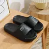 Pisar caca sentir zapatillas mujer 2026 nuevo estilo uso exterior suela gruesa interior hogar baño antideslizante antiolor sandalias EVA mujer