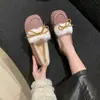 Zapatos peludos de moda y populares para mujer, nueva colección de invierno 2026, mocasines cómodos de suela blanda estilo británico, forrados de felpa para abrigar.