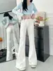 Calça jeans feminina branca, plus size, cintura alta, modelagem que emagrece, corte solto, levemente flare, adequada para baixinhas, não aperta nas pernas