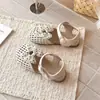 Sandalias Tejidas de Punta Cerrada para Niñas 2026 Verano Nuevo Estilo Coreano Lunares Lazo Suela Suave Antideslizantes Zapatos de Princesa para Niños