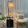Nueva lámpara de pie para sala de estar estilo vintage con gabinete de almacenamiento, mesa auxiliar, mesita de noche, luminaria integrada, tela decorativa para dormitorio y área de sofá