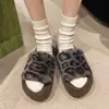 Chinelos de Pelo com Solado Grosso Estampa de Leopardo Personalizados para Uso Externo Moda Outono Inverno 2026 Chinelos de Algodão Abertos na Ponta Plush para Casa para Mulheres
