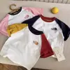 Camiseta de manga corta de algodón puro para niños y niñas, 2026 a rayas bordada nueva marca moderna versátil top de ropa infantil para verano