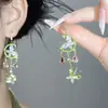 Pendientes de Uva Verde Estilo Bosque Verde con Diseño Asimétrico y Tachuelas de Hoja con Borla