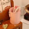 Nuevo cubo pequeño de hierro para bolígrafos, de hierro, caricatura linda, para escritorio de oficina, estudiante, universal, caja de almacenamiento de gran capacidad para niños