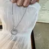 Alternativa acessível ao mesmo estilo da joalheria: Colar de estrela e lua de luxo leve com pingente de zircônia microincrustada, corrente de clavícula dupla em anel de nicho, em estoque para entrega imediata