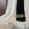Bordado Pesado, Corte Recto Adelgazante, Cintura Elástica, Abertura en el Dobladillo, Falda Blanca y Negra
