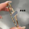Pulseira em T, design clássico duplo T, banhada a ouro 18K de alta qualidade, estilo de luxo leve, elegante pulseira de letras com madrepérola branca e pedra semipreciosa