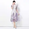 Foto Real do Vestido Original de Manga Curta Elegante Emagrecedor com Renda Vazada Solúvel em Água Posicionada de Comprimento Médio