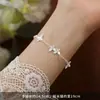 Pulseira de borboleta para mulheres, elegante e delicada, luxo leve com um toque de alta qualidade, design de nicho, joia simples e estilosa, versátil e disponível para atacado