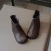 Botas de couro para meninas, nova coleção outono 2026, botinhas estilosas de sola macia estilo retrô para crianças, botas Martin antiderrapantes para meninas