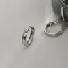Arete de Aro Cruz Hueca Simple Minimalista Combinable Estilo Urbano para Hombre Arete Geométrico de Aro Cruz Pequeños