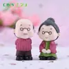 Chen Jun elabora mini paisajes bonsái, decoraciones de pastel de suculentas y figuritas de plástico para abuelos, parejas y suegros.