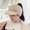 Otoño e invierno estilo coreano versátil hierro-estándar gorro de punto de lana de conejo para mujer con forro polar engrosado cálido protección para las orejas lengua de pato gorro hueco