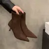 Botas de tornozelo marrons de camurça, bico fino, salto alto, sapatos femininos, nova coleção outono/inverno 2025, forradas com fleece, botas de tornozelo estilo francês