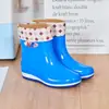 Botas de lluvia para mujer con forro polar, zapatos cálidos para todas las estaciones, zapatos impermeables de moda, zapatos de algodón de tubo alto antideslizantes, botas de lluvia, cubrezapatos de goma para invierno