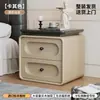 Mesita de Noche Estilo Vintage Crema Madera Maciza Ultradelgada Modelo Nuevo 2026 Gabinete de Almacenamiento Pequeño de Noche para Dormitorio del Hogar de Gama Alta