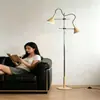Lámpara de pie color crema de estilo francés vintage, adecuada para salas de estar, dormitorios, mesitas de noche y estudios; ajustable, minimalista y crea una atmósfera sofisticada y retro