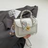 Bolsa Mensageiro de Lenço de Seda Retrô Simples Bolsa Feminina Verão 2025 Nova Bolsa de Mão Têxtil de Alto Valor de Cor Bolsa Transversal Versátil