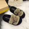 2026 Moda Diseño Femenino Suela Gruesa Nicho Ropa Exterior Ropa de Casa Una Fila Pantuflas Peludas Pantuflas de Algodón Nuevo Modelo Hebilla de Cuero