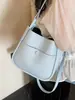 Bolso cruzado casual de diseño de nicho de moda transfronterizo, patrón simple de lichi, bolso de alta gama para madre e hija para ir al trabajo, bolso cruzado versátil